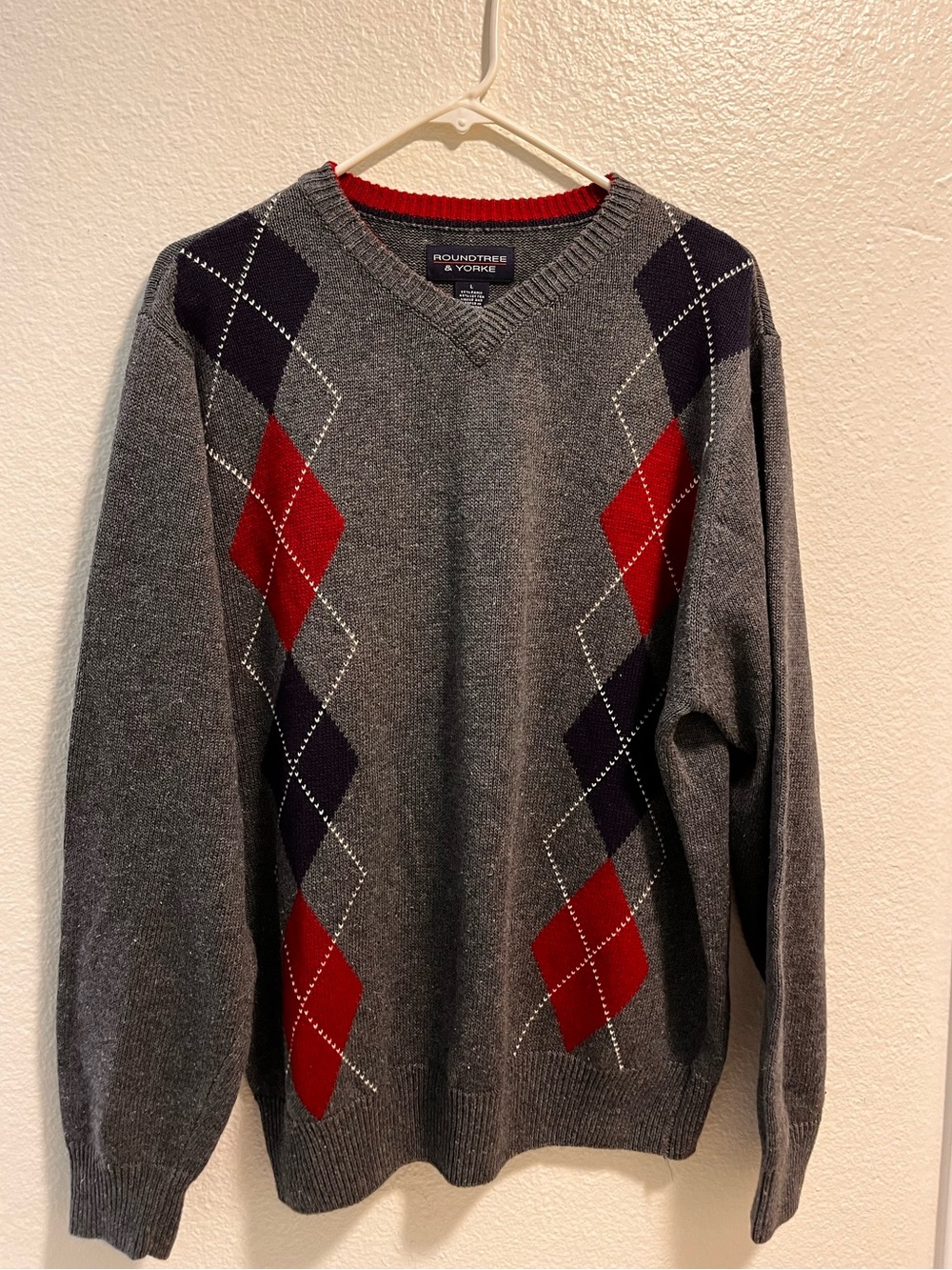 Roundtree & Yorke Gray V-Neck Sweater with Red and Navy Argyle